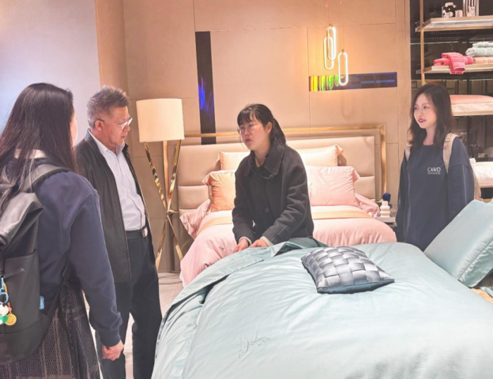 【定稿】企業(yè)調研 沈紹基一行赴江蘇南通疊石橋家紡產業(yè)集團調研0417669.png